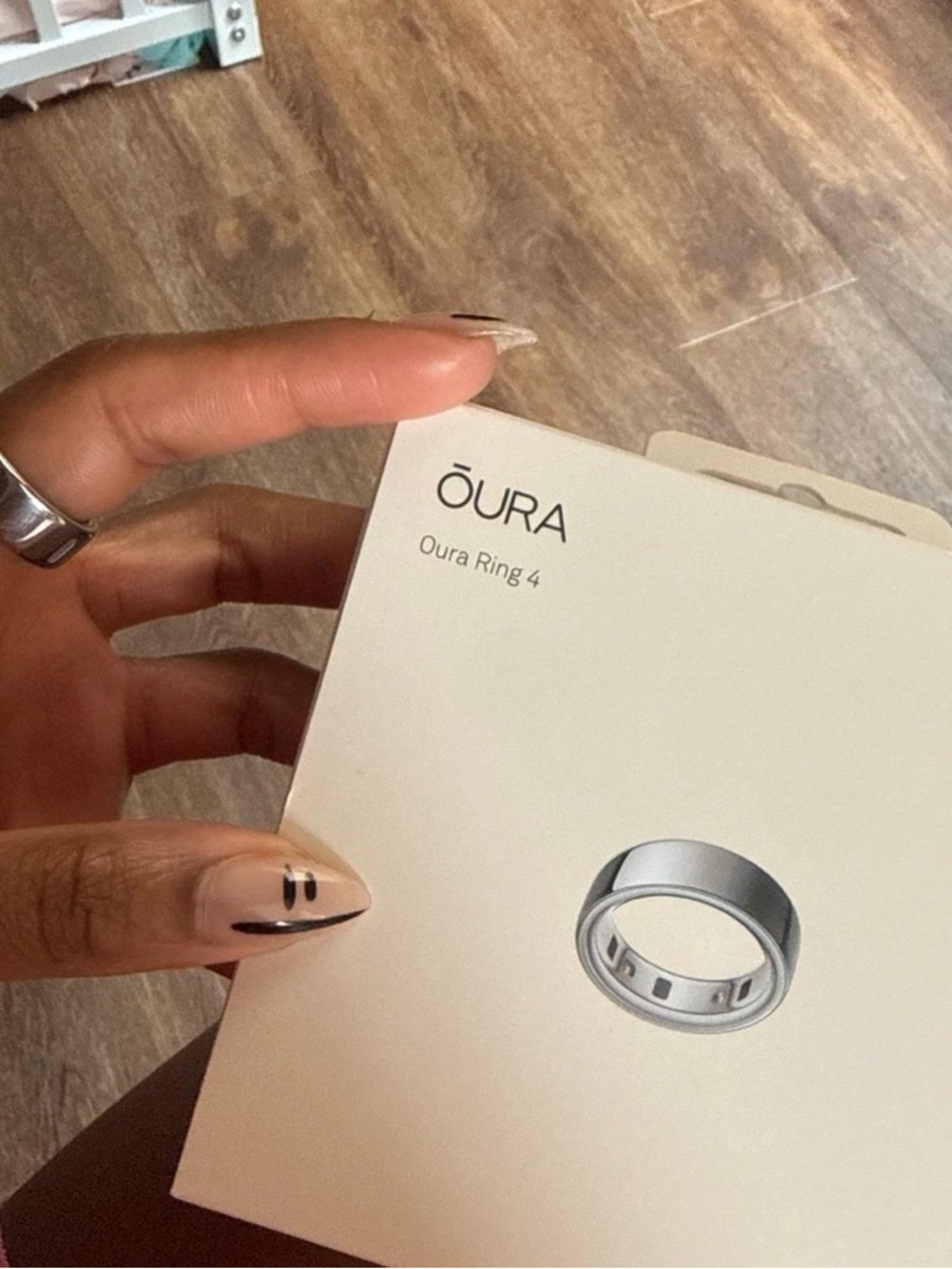 Oura Gen 4 Silver Health Tracking Ring - Picture 3 of 4